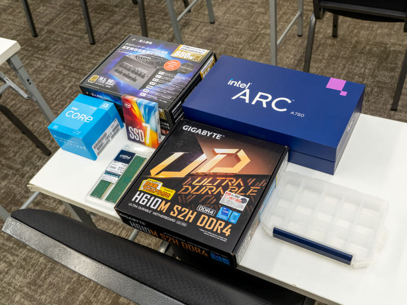 組み立て用のPCパーツ